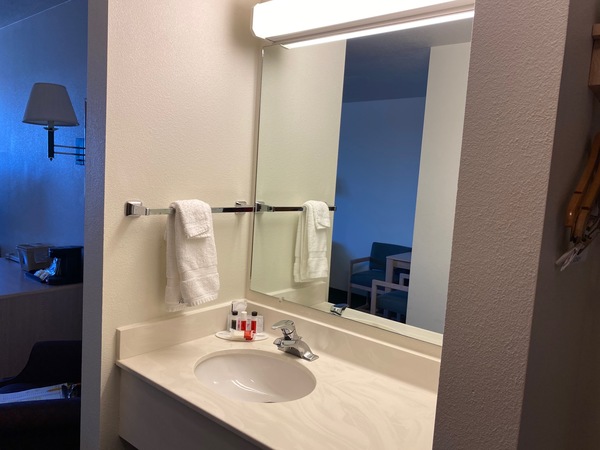 Single King Bed, Non Smoking Photo 3