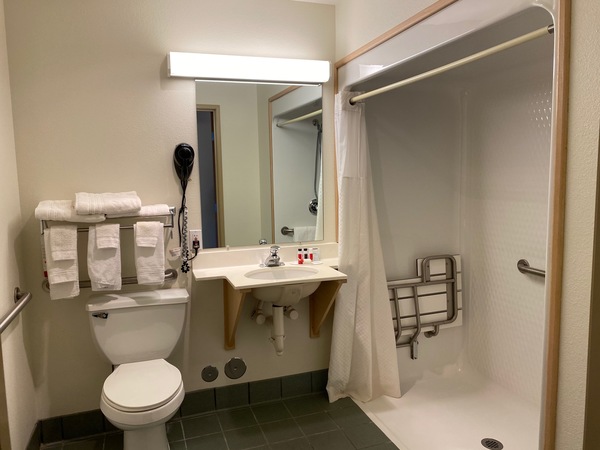 Single King Bed, Handicap Accessible, Non Smoking Photo 2